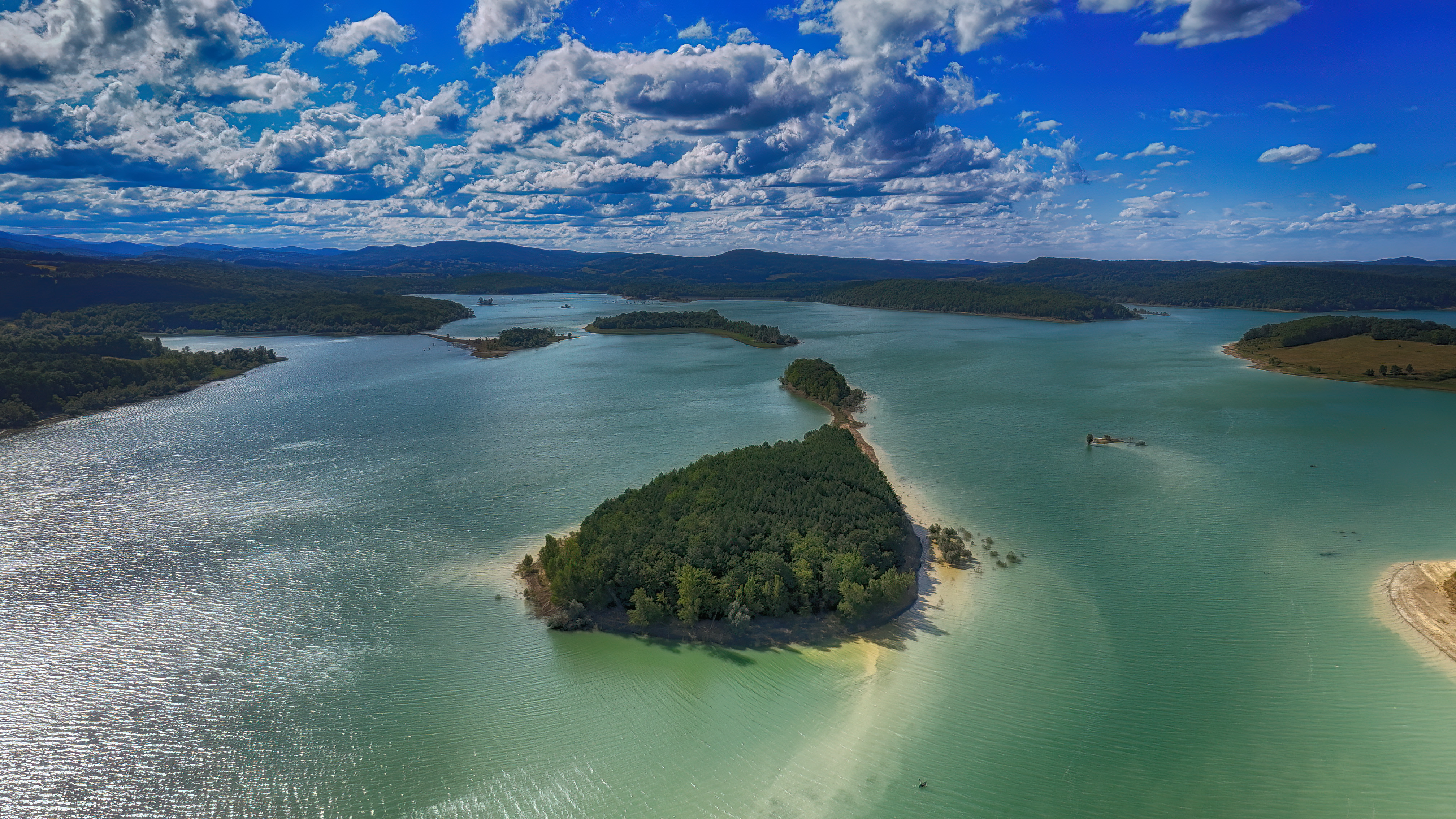 Mosaïque d'îles ጠ Vue d'ensemble du Lac de Montbel